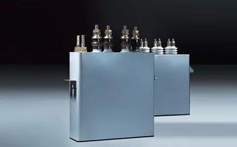 電容器在直流電路中起什么作用？